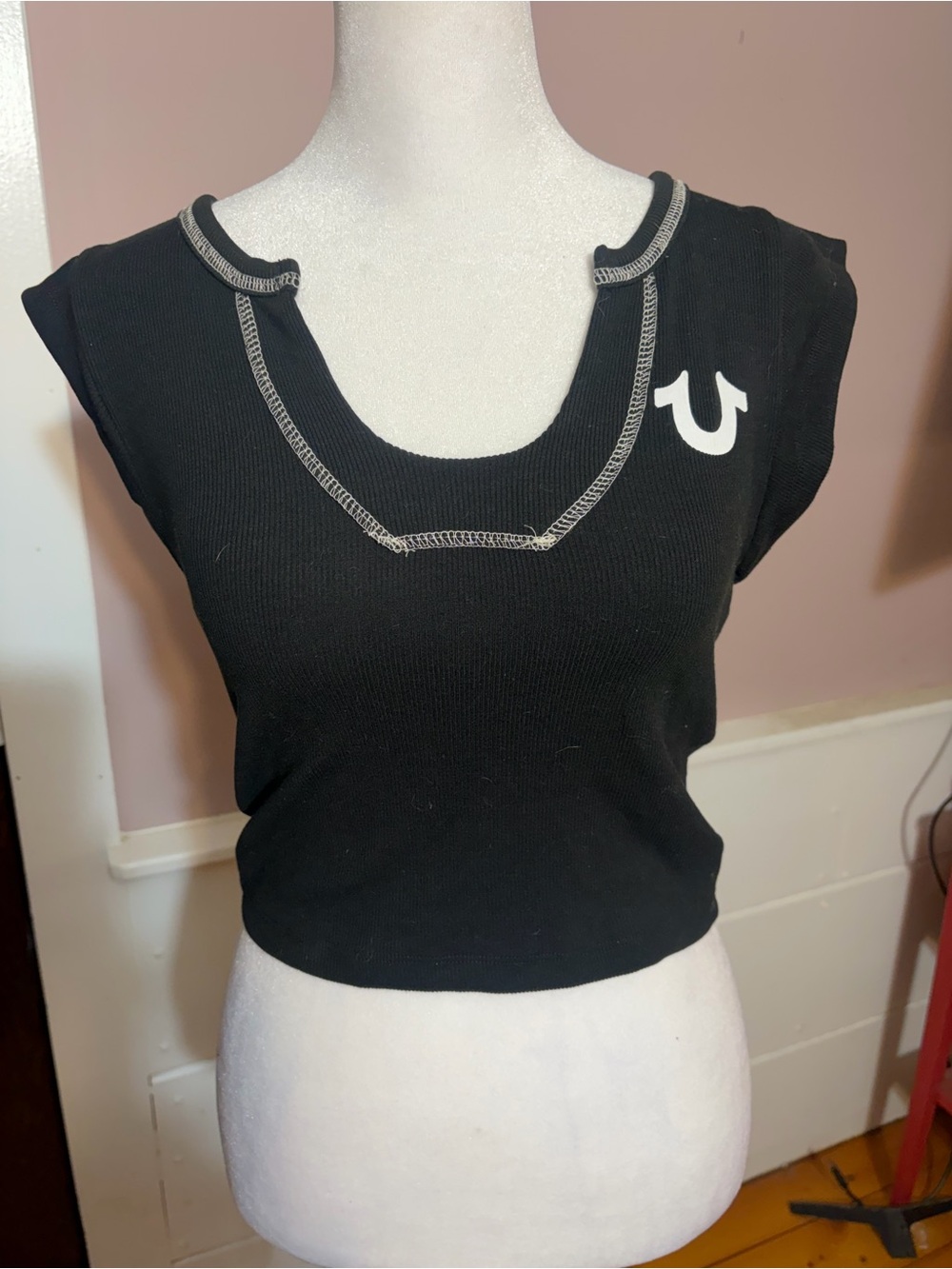 True Religion Horseshoe Cropped Notch Tee - Picture 5 of 7